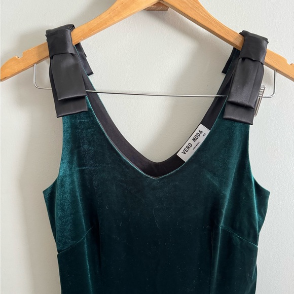 NEW Emerald green velvet mini dress XS - Picture 3 of 5